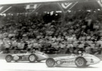 1960: Jim Rathmann e Rodger Ward travaram um duelo pela vitória durante as últimas 100 voltas. Ocorreram 14 trocas de liderança. Quando os pneus de Ward se desgastaram, Rathmann conquistou a liderança definitiva na volta 197.