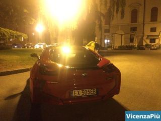 La BMW I rossa parcheggiata di fronte al Duomo di Vicenza