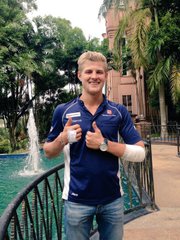 Marcus Ericsson hits chicken in Thailand while riding a bicycle