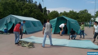 Scout di Vicenza all'opera per installare le tende estate 2017