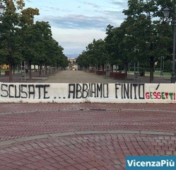 Striscione scritte con gessetti anti barriere a Campo Marzo