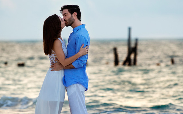 Camila Sodi y Osvaldo Benavides dándose un beso a la orilla del mar