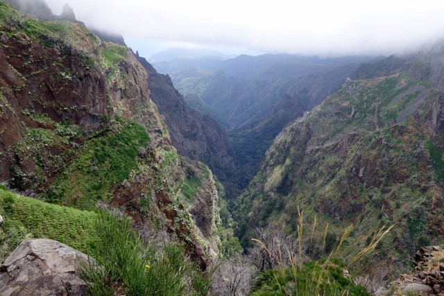 MIRADOR PICO DOS BARCELOS - EIRA DO SERRADO - PICOS AREEIRO/RUIVO (ruta a pie). - Madeira. Los grandes paisajes de una pequeña isla. (23)