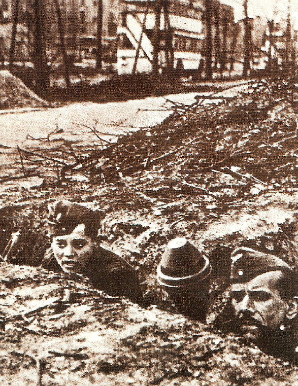 Un joven de la Hitlerjugend junto a un veterano esperando en una trinchera de Berlín con un Panzerfaust como única arma