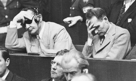 Göring y Hess, uno parece dormir, el otro, a saber si se arrepiente