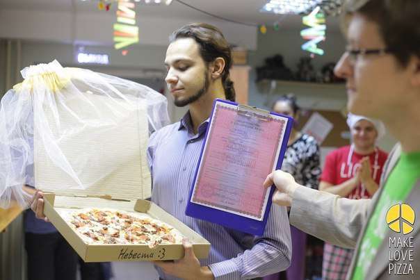 cérémonie de mariage avec pizza organisée dans pizzeria de Tomsk