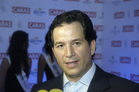 Televisa da por oficial la salida de Javier Alarcón