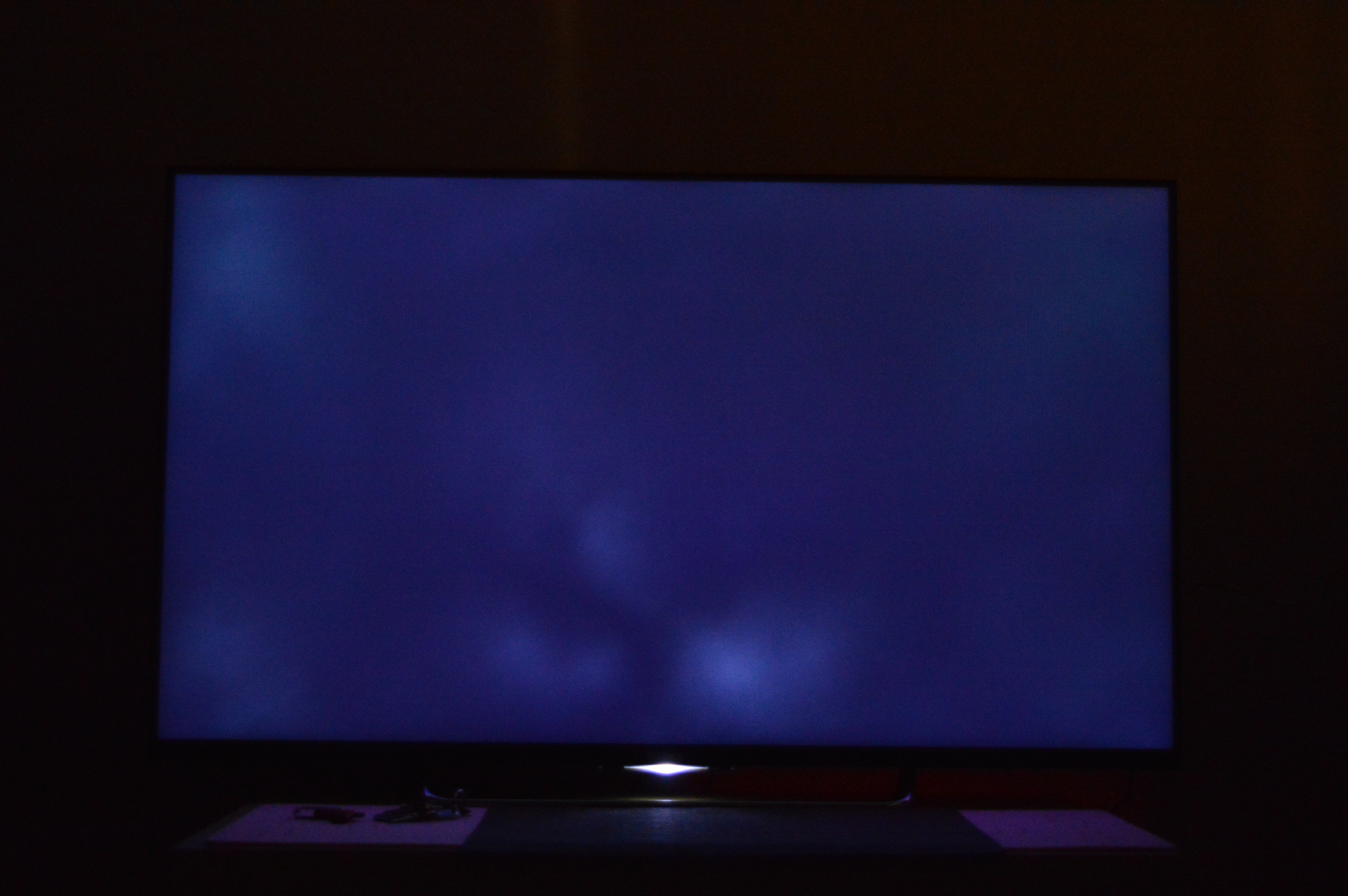 Экран светится белым. Телевизор Samsung засветка экрана. Лед подсветка телек LG пятнами. Пятна на экране монитора. Световое пятно на экране телевизора.
